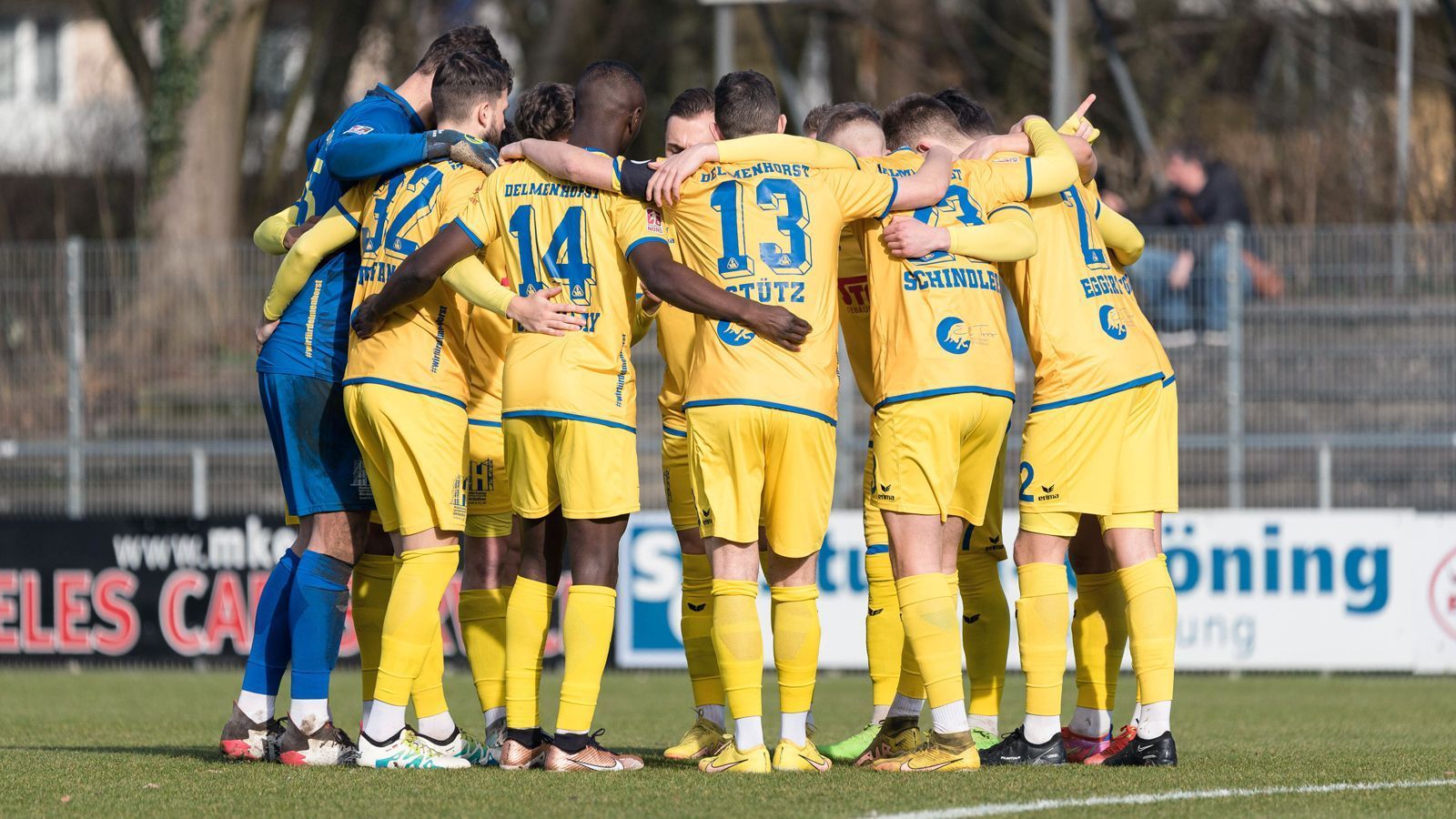 
                <strong>Niedersachsen: Atlas Delmenhorst</strong><br>
                Ein besonderes Duell am Tag der Amateure stellte die Partie zwischen Atlas Delmenhorst und dem VfL Osnabrück dar. Denn schon vor dem Anstoß waren beide Mannschaften für den DFB-Pokal qualifiziert. Durch den Aufstieg der Osnabrücker hat die Mannschaft von Coach Tobias Schweinsteiger bereits über den Liga-Weg ein DFB-Pokal-Ticket in der Tasche. Entsprechend geht der Startplatz aus dem Landespokal an Delmenhorst.
              