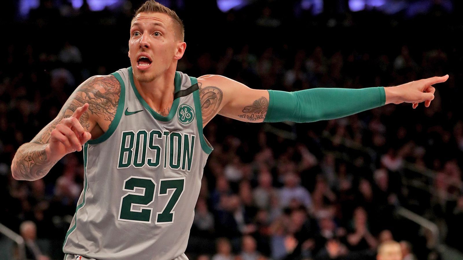 
                <strong>Daniel Theis (Boston Celtics)</strong><br>
                Im März zog sich Daniel Theis einen Meniskusriss zu und verpasste daraufhin die restliche Saison bei den Boston Celtics. Die Verletzung ist geheilt und der 26-Jährige ist nun bereit für den großen Coup mit dem sicheren Playoff-Kandidaten. In der Preseason gelang ihm das bislang noch nicht. In vier Spielen stand er elf Minuten auf dem Court. Der Big Man hat auf seiner Position harte Konkurrenz. Knüpft er aber an seine starken Leistungen der Vorsaisons an, wird auch Theis wieder Einsatzzeit beim Mitfavoriten im Osten bekommen.
              