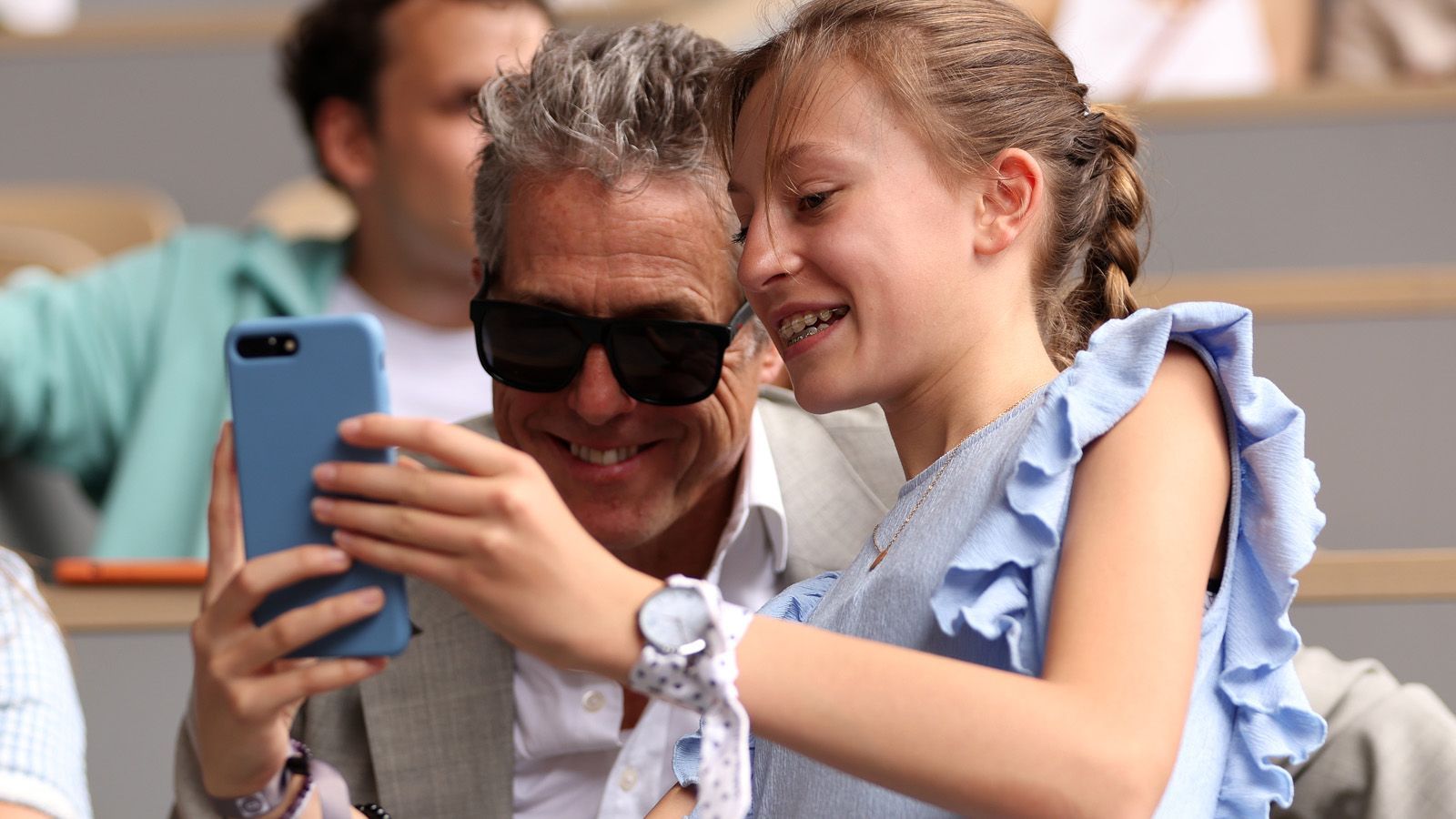 
                <strong>Hugh Grant </strong><br>
                ...und genießt die Selfie-Anfragen seiner jüngsten Fans.
              