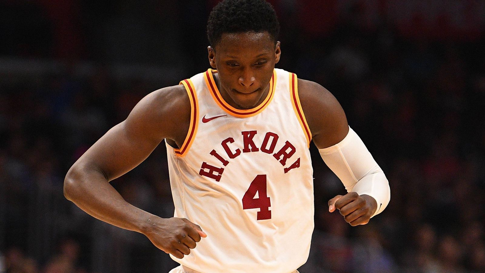 
                <strong>Platz 5: Indiana Pacers</strong><br>
                Die ganz große Frage in Indiana lautet: Wann kehrt Victor Oladipo zurück? Der Shooting Guard verletzte sich in der vergangenen Saison schwer am Knie und wird bis auf unbestimmte Zeit fehlen. Doch die Pacers haben sich mit Malcolm Brogdon und T.J. Warren adäquat verstärkt und haben vor allem defensiv ihre Qualitäten. Die in der vergangenen Saison schwache Offense sollte mit den Neuzugängen gut genug sein, um die Playoff-Teilnahme zu sichern. Soll es für die Pacers in den Playoffs jedoch weit gehen, brauchen sie ihren Superstar Oladipo.
              