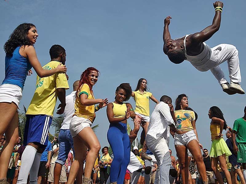 
                <strong>Verrückt, sexy, skurril: Fans in Brasilien </strong><br>
                Auch an der Copacabana wurde gejubelt - allerdings artistisch. Mit einem Salto wurde der Viertelfinaleinzug der Selecao gefeiert, die Damen staunen da nicht schlecht.
              