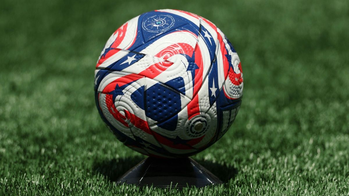 Ball auf dem Rasen im MetLife Stadium