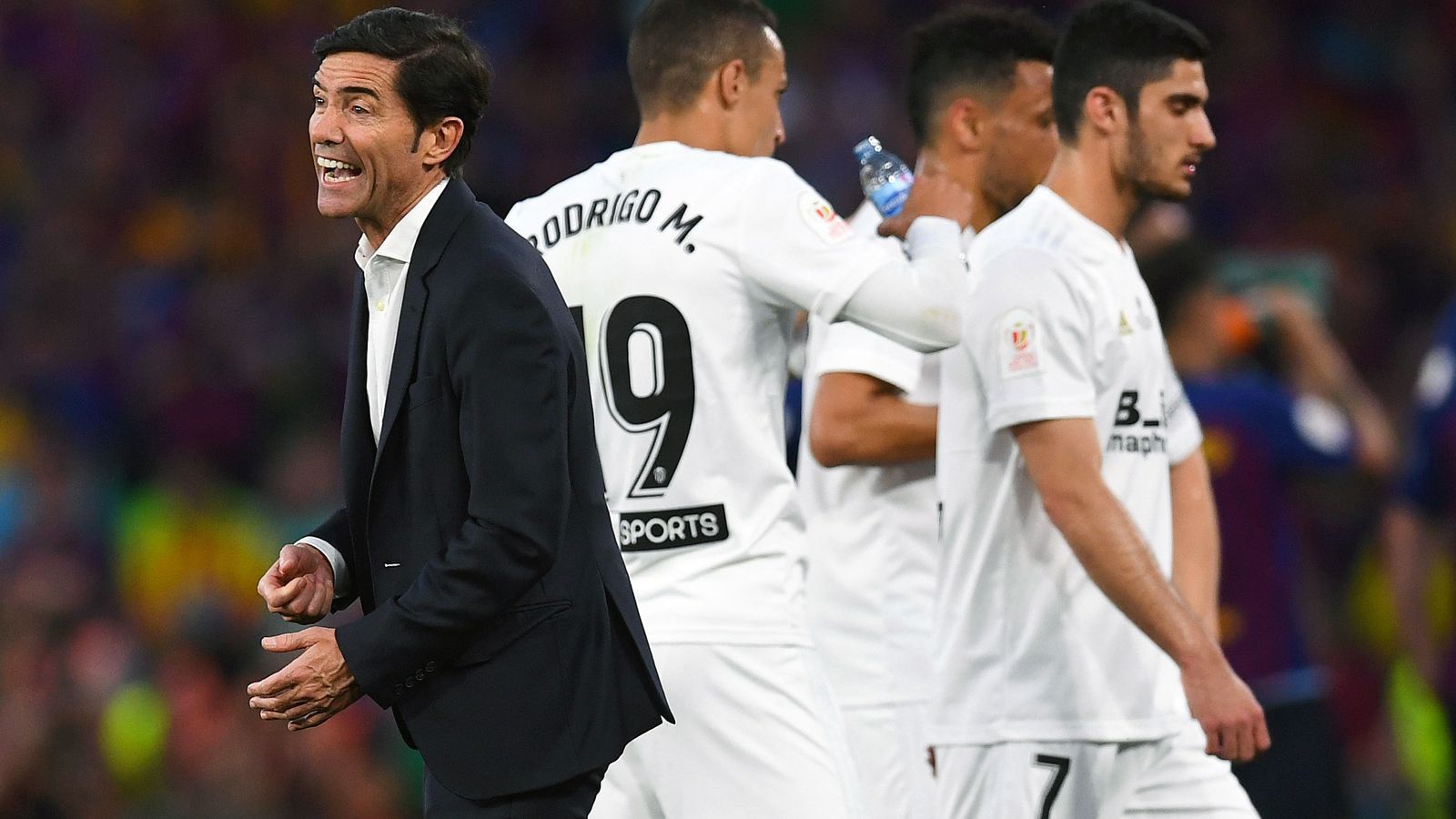
                <strong>Marcelino (vereinslos)</strong><br>
                Folgt auf Emery gleich der nächste spanische Trainer bei Arsenal? Laut "Daily Mail" soll nämlich der frühere Valencia-Trainer Marcelino mit den "Gunners" in Verbindung gebracht worden sein. Der 54-Jährige führte Valencia zuletzt in die Champions League, wurde aber im September 2019 gefeuert. Kurios: Wie Ancelotti, so soll auch Marcelino zudem noch bei Everton im Gespräch sein. 
              