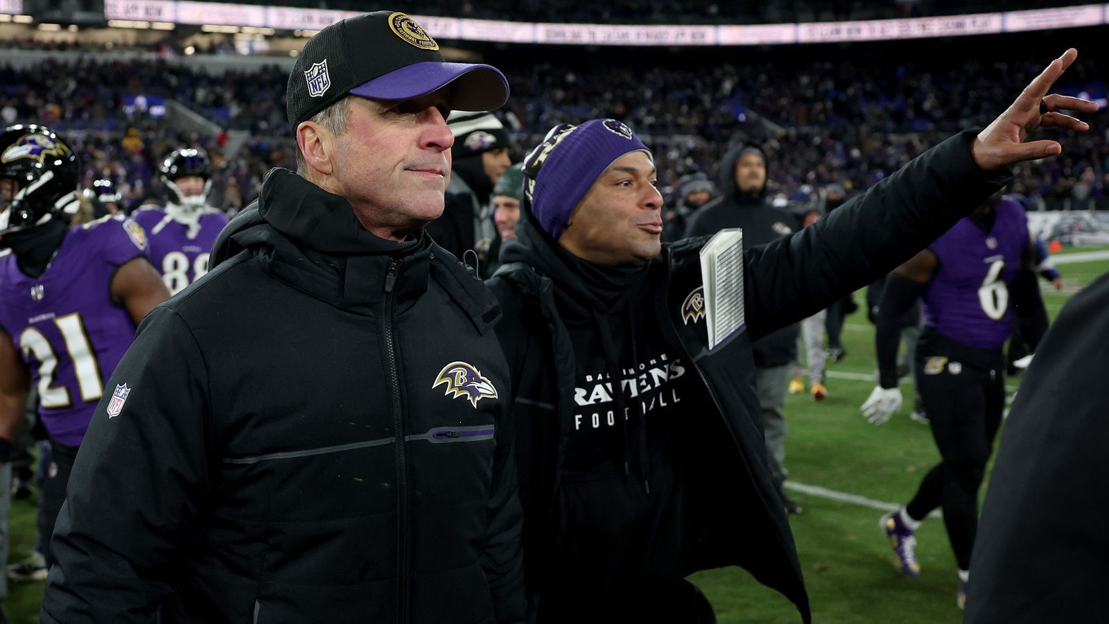 <strong>Gewinner: Ravens-Coaching</strong><br>Sensationell. Offensive Coordinator Todd Monken, Defensive Coordinator Mike Macdonald und auch Head Coach John Harbaugh. Alle drei haben aus diesem Team eine Monster-Mannschaft geformt, die ebenfalls angriffslustige Texans handzahm machte. Die zehn Punkte der Texans kamen nur durch Special Teams zustande und nachdem Halbzeitstand von 10:10 nahm man Veränderungen vor, mit denen Houston komplett überfordert war und 24 Punkte zuließ, ohne selbst überhaupt nochmal zu scoren. Top!