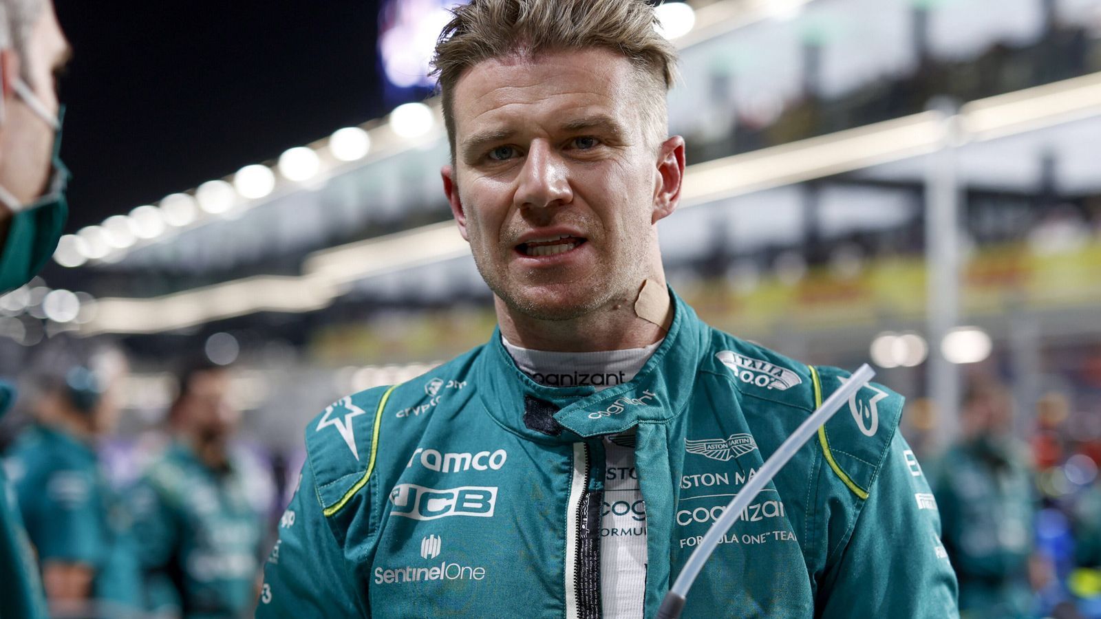 
                <strong>Erfolge</strong><br>
                Bei Schumacher halten sie sich in der Formel 1 natürlich in Grenzen, er kommt in zwei Saisons auf zwölf WM-Punkte. Hülkenberg sammelte in 181 Rennen seit 2010 für Williams, Force India, Sauber, Renault, Racing Point und Aston Martin 521 Zähler. Kurios dabei: Der Emmericher gehörte immer zu den Top-Fahrern der Königsklasse, schaffte es aber nie auf das Podium. Trotzdem gehört er natürlich zu den versiertesten Piloten im Feld, 2015 siegte er zum Beispiel in LeMans. Schumacher holte auf dem Weg in die Formel 1 die Titel in den Nachwuchsklassen Formel 3 und Formel 2.
              