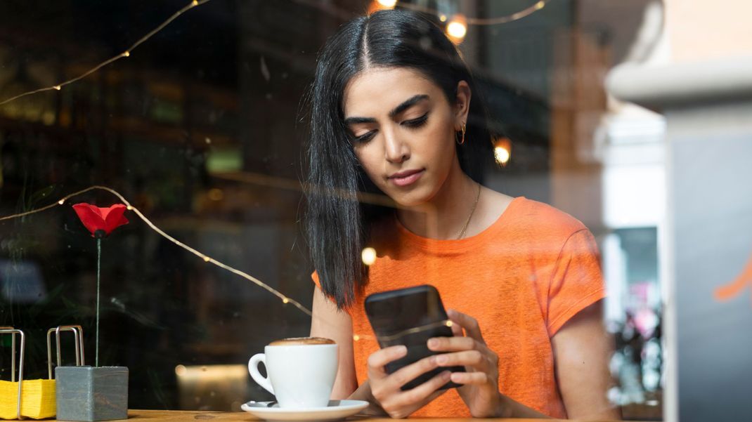 Social Media kann Selbstzweifel fördern: Lies hier, worauf du unbedingt achten solltest, um dein persönliches Glück nicht zu gefährden.