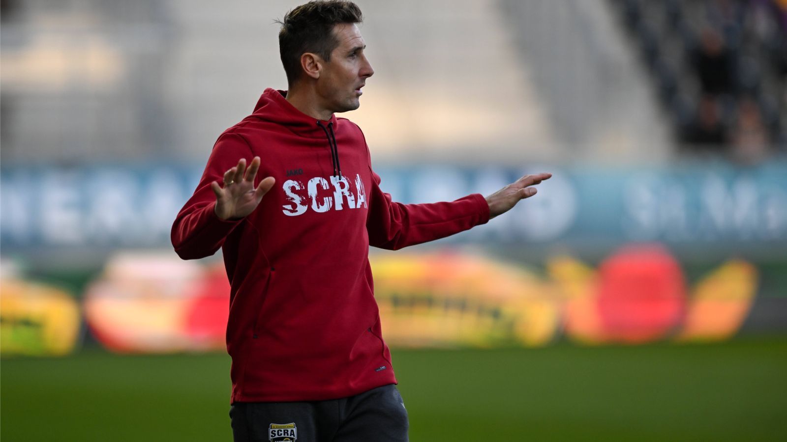 <strong>Miroslav Klose</strong><br>
                Klose stand 2014 bei Lazio Rom unter Vertrag, mit seinem Treffer beim 7:1-Sieg gegen Brasilien machte er sich zum alleinigen WM-Rekordtorschützen. Nach der WM erklärte er seinen Rücktritt aus dem DFB-Team, bei Lazio spielte er noch zwei Jahre weiter. Mittlerweile arbeitet der 45-Jährige an seiner Trainer-Karriere, er war Co-Trainer im Stab von Hansi Flick beim FC Bayern, später heuerte er mäßig erfolgreich beim SCR Altach an. Seit Sommer 2024 ist er Trainer des 1. FC Nürnberg.