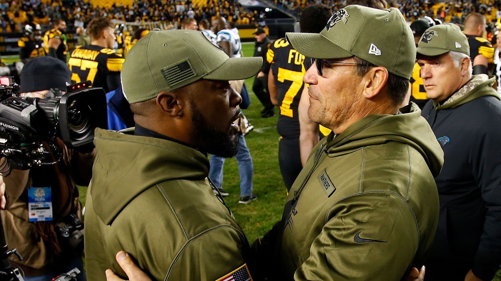 
                <strong>Anpassung der "Rooney-Rule"</strong><br>
                Als einziger "minority"-Head Coach findet Ron Rivera (r.) während der Offseason eine neue Heimat, neben ihm stehen in der kommenden Saison mit Brian Flores, Anthony Lynn und Mike Tomlin nur drei weitere Übungsleiter dieser Kategorie an der Seitenlinie. Als "minority"-Head Coach bezeichnet die NFL Cheftrainer, die afro-amerikanische oder lateinamerikanische Wurzeln haben. Um diesen Trainern auch weiterhin eine Chance in der NFL zu geben, modifiziert die Liga in der Offseason die sogenannte "Rooney-Rule", die die NFL-Klubs verpflichtet, bei der Suche nach einem neuen Head Coach auch mindestens einen "minority"-Kandidaten zu berücksichtigen. Von nun an müssen die NFL-Teams mindestens zwei Kandidaten für die Position des Head Coachs und einen Bewerber für eine Rolle als Coordinator zu Gesprächen einladen. Eine diskutierte "Belohnung" durch Draftpicks gibt es hingegen nicht.
              