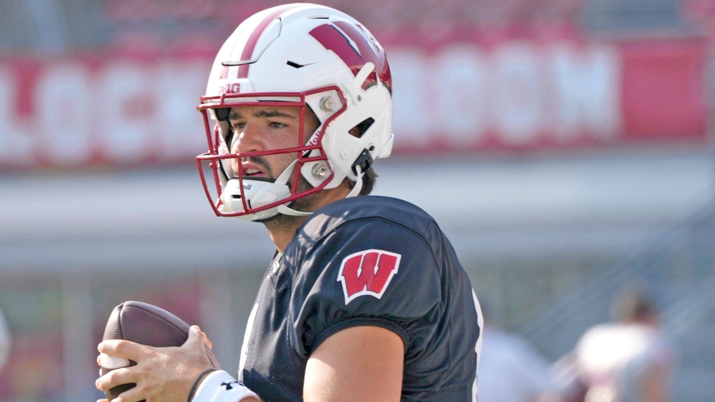 <strong>19. Wisconsin Badgers: Tanner Mordecai</strong><br>Unter neuem Head Coach Luke Fickell möchte Wisconsin endlich wieder oben mitspielen. Neuer Offensive Coordinator Phil Longo ist bekannt für seine Air Raid Offense - im Fokus des Angriffs steht also das Passing Game. Dazu haben die Badgers einen erfahrenen QB an Bord geholt: Tanner Mordecai hat bereits zwei volle Saisons als Starter bei SMU auf dem Buckel und hat in seiner College Karriere bereits 7791 Passing Yards gesammelt.&nbsp;