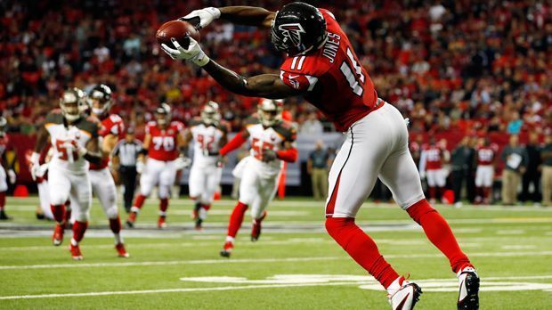 
                <strong>Julio Jones (Atlanta Falcons)</strong><br>
                Receiving Yards: Julio Jones (Atlanta Falcons) - Mit 1871 receiving Yards kann mit Julio Jones kaum einer mithalten. Der Wide-Receiver der Atlanta Falcons ist die liebste Anspielstation von Quarterback Matt Ryan und bestreitet jedes Spiel der Regular Season. 
              