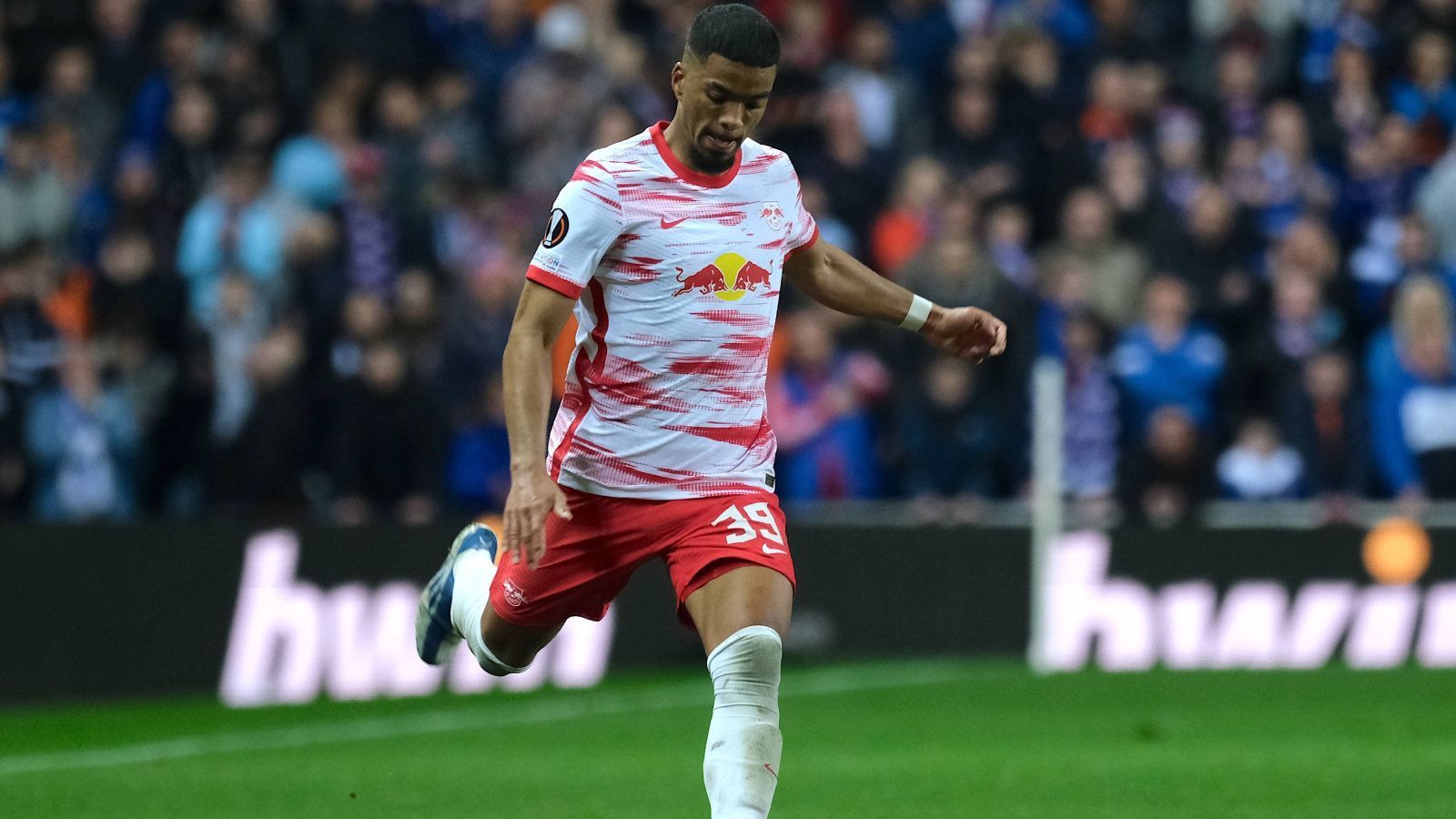 
                <strong>RB Leipzig: Benjamin Henrichs</strong><br>
                Wir wissen selbst, Benjamin Henrichs ist nicht gerade ein Geheimtipp. Bei RB Leipzig ist es nur extrem schwer junge Spieler zu finden, die den Durchbruch schaffen könnten. Einer der jedoch von einem Gelegenheitsspieler zu einer echten Stütze werden könnte ist Benjamin Henrichs. Seitdem Domenico Tedesco im Amt ist, blüht der ehemalige Leverkusener auf und ist auch noch ein valider Kandidat für den Kader von Bundestrainer Hansi Flick bei der WM. Aber nur, wenn er eine hervorragende Vorrunde spielt. Und das trauen wir ihm definitiv zu.
              