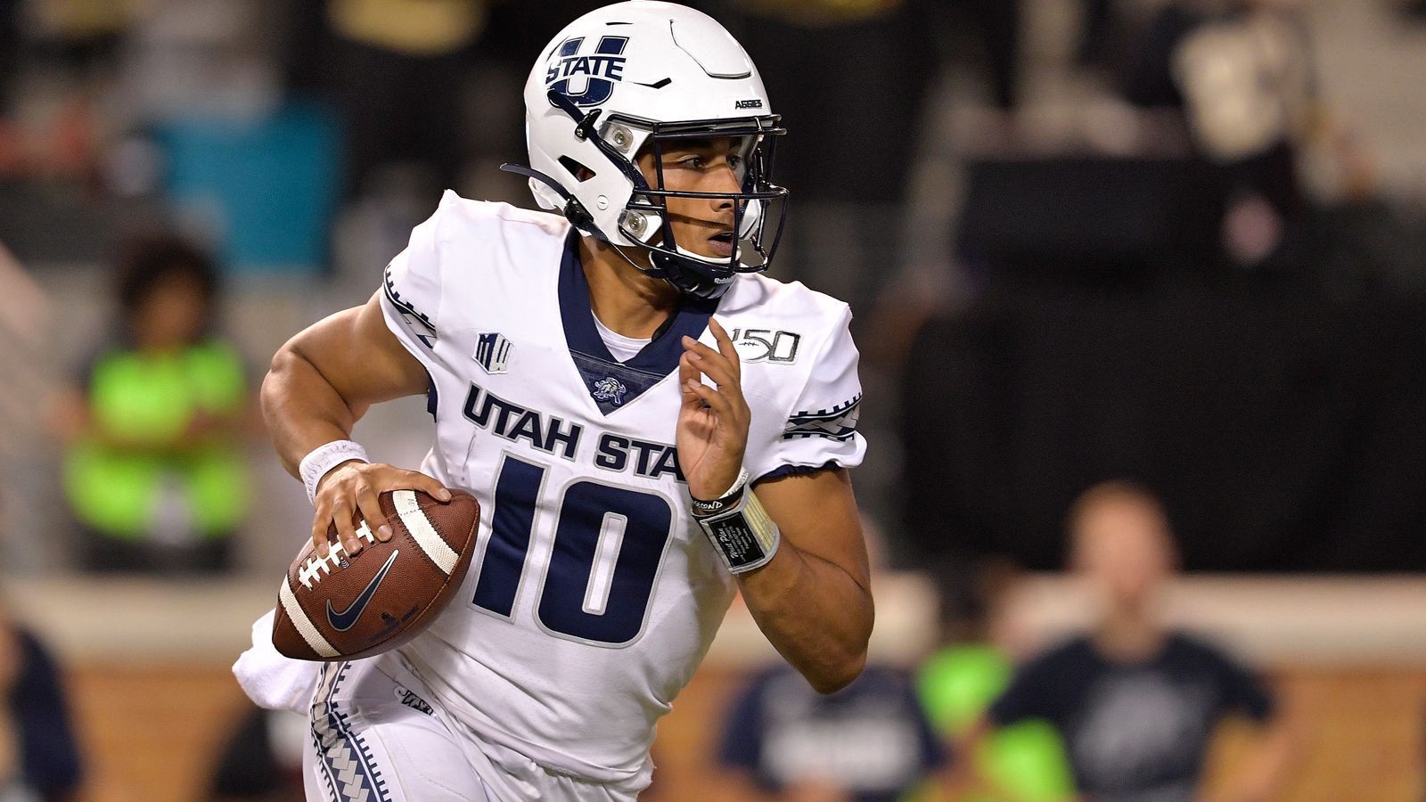 
                <strong>Jordan Love (Quarterback, Utah State Aggies)</strong><br>
                Der Quarterback schwimmt hinter Joe Burrow, Tua Taigovailoa, Justin Herbert und Jalen Hurts etwas unter dem Radar. Nichtsdestotrotz gilt Jordan Love bei einigen Draft-Experten als sicherer Erstrunden-Pick. Der Star der Utah State Aggies hat wohl den stärksten Arm der Gruppe und bringt grundsätzlich alles mit, was von einem NFL-Quarterback erwartet wird. Doch wie bewerten die Scouts die eher schwache Saison (20 Touchdowns bei 17 Interceptions) von Love, nachdem der 21-Jährige 2018 noch auf 32 Touchdowns bei nur sechs Interceptions kam? Der Senior Bowl wird wegen der schwankenden Leistungen extrem wichtig für Love.
              