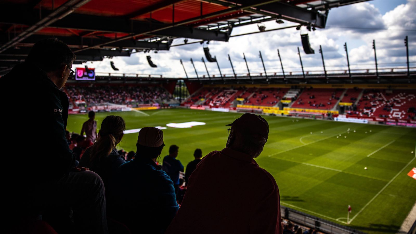 
                <strong>Platz 18: Continental Arena (SSV Jahn Regensburg)</strong><br>
                4,5 Sterne (1733 Bewertungen)
              