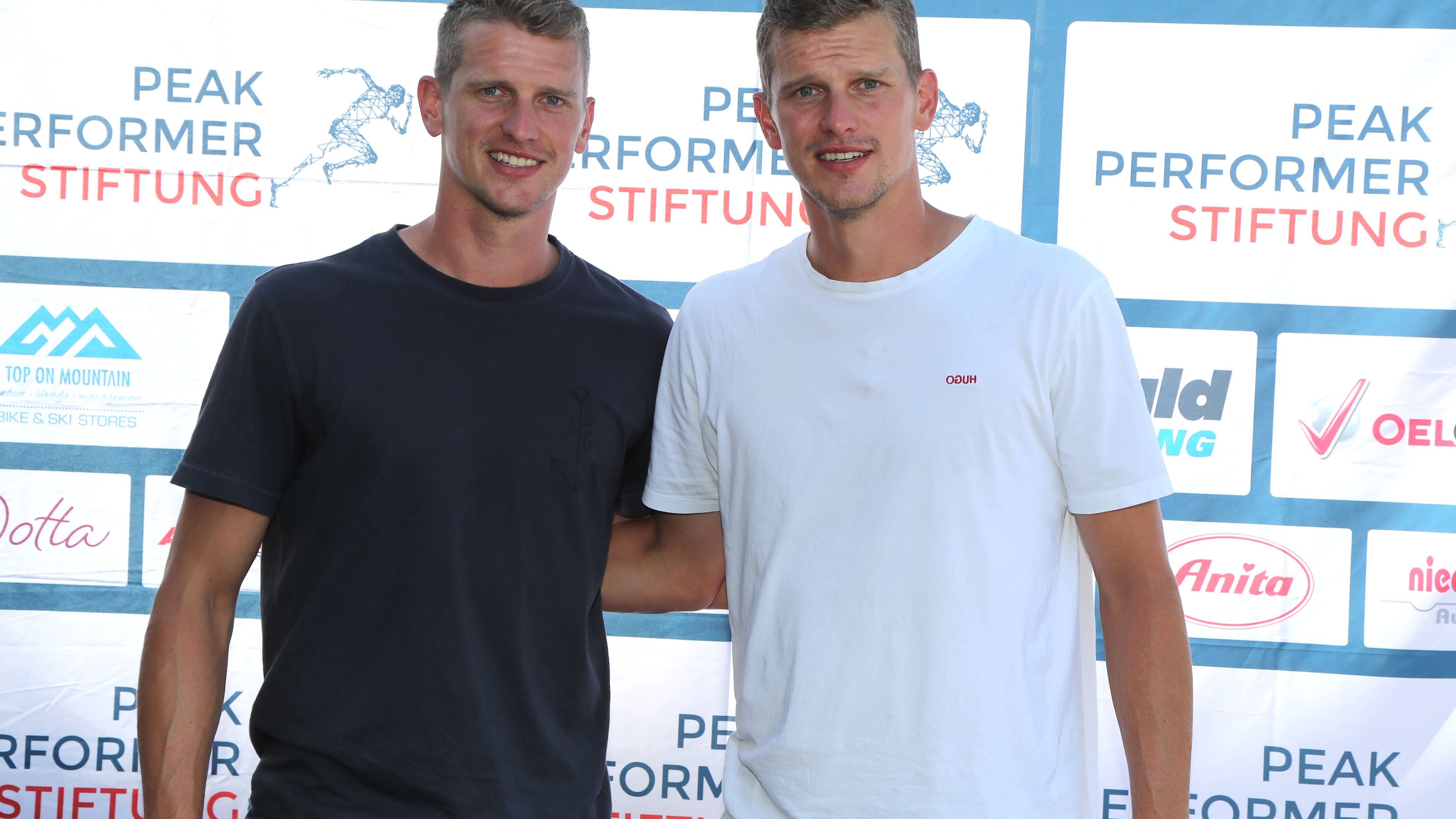 <strong>Lars und Sven Bender</strong> <br>Auch die Zwillinge Lars und Sven Bender sind im Amateurfußball aktiv. Nachdem die beiden 34-Jährigen im Sommer 2021 gemeinsam ihre Profi-Karriere bei Bayer 04 Leverkusen beendet haben, kehrten sie zu ihrem Ausbildungsverein TSV Brannenburg zurück.