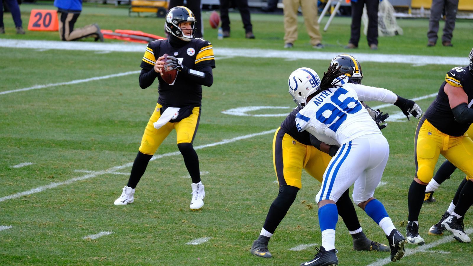 
                <strong>Pittsburgh Steelers</strong><br>
                Die Pittsburgh Steelers standen lange Zeit gut da, doch je länger die Saison dauerte, desto offensichtlicher wurden die Probleme in der Offense. Dabei sah auch Quarterback Ben Roethlisberger (Bild) nicht gut aus. Angesichts des fortschreitenden Alters von Big Ben, der im März 39 Jahre alt wird, muss sich die Franchise mit einem Nachfolger beschäftigen. Die hausinternen Optionen sind Mason Rudolph und Neuzugang Dwayne Haskins, die bisher beide nur bedingt überzeugen konnten. Somit sollten sich die Steelers mit den vorhandenen Optionen auf dem Markt auseinandersetzen. Am ehesten dürfte sich das Team aber im Draft einen neuen Quarterback suchen. Sie picken zwar erst an der 24. Stelle, aber sie könnten ihren Rookie ein Jahr hinter Roethlisberger sitzen lassen, damit er von ihm lernen kann. Dieser Plan könnte aber auch scheitern, denn Besitzer Art Rooney machte klar, dass Big Ben mit dem aktuellen Cap Hit von 41,25 Millionen Dollar nicht zurück zum Team kommen wird. Der zweimalige Super-Bowl-Sieger deutete aber an, unter Umständen auf Geld zu verzichten.
              