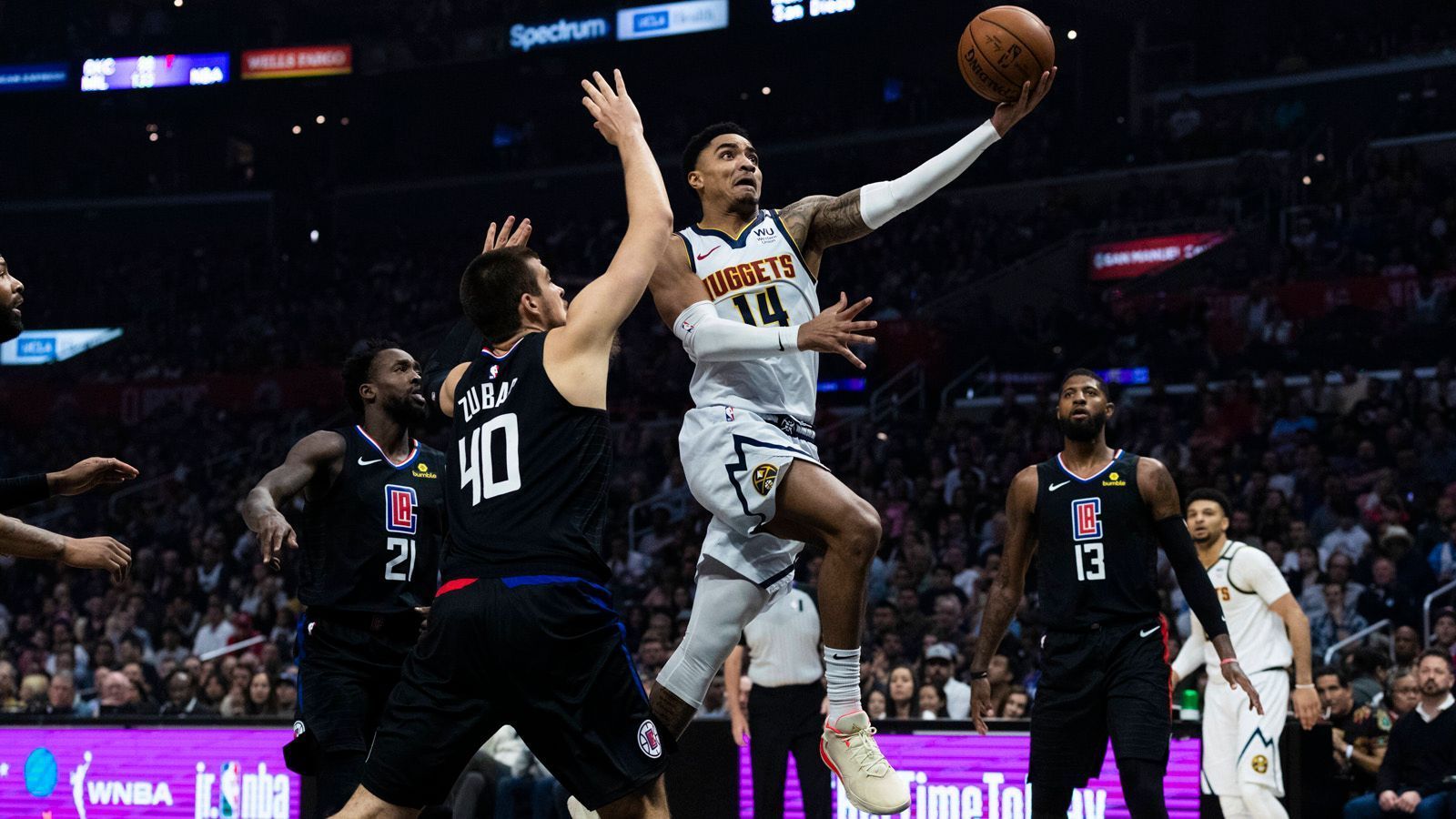 
                <strong>Westen: Denver Nuggets</strong><br>
                Die Mannschaft verfügt über eine gute Kadertiefe. Akteure wie Jamal Murray oder Garry Harris (Foto) spielten bislang unter ihren Möglichkeiten, können mit ihrer individuellen Qualität aber Spiele entscheiden. In den jüngsten Vorbereitungsspielen spielte sich zudem der 2,18 Meter große Rookie Bol Bol in den Vordergrund.
              