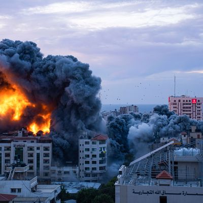 Die islamistische Hamas hat einen großangelegten Überraschungsangriff auf Israel gestartet. Das israelische Militär entgegnete mit dem Beschuss von Zielen der Hamas im Gazastreifen.