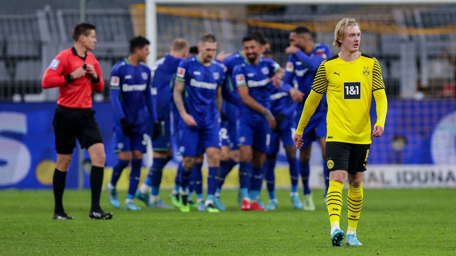 
                <strong>Julian Brandt</strong><br>
                Er gehört zu den besseren Dortmundern an diesem Tag, gut ist der Auftritt aber auch nicht. Er versucht aber, Tempo und Schnelligkeit in die Angriffe zu bringen und sucht den Abschluss. Wenn ein bisschen was geht, dann über ihn. ran-Note: 3
              