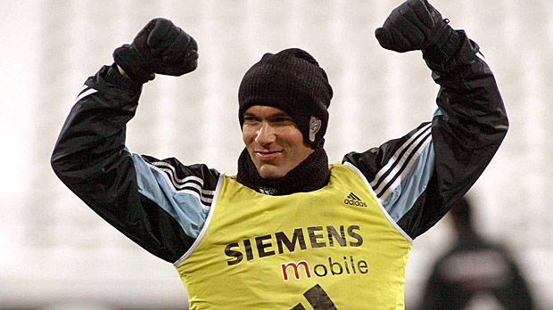
                <strong>Zinedine Zidane</strong><br>
                Zinedine Zidane: Auch "Zizou" gehört zweifelsohne zu den besten Spielern, die der Fußball jemals hervorgebracht hat. Der Franzose darf sich ebenfalls dreimaliger Weltfußballer nennen. Mit der "Equipe Tricolore" gewinnt der mittlerweile 43-Jährige nacheinander Welt- und Europameisterschaft. 2002 führt Zidane Real Madrid zum Champions-League-Triumph. Der Mittelfeldspieler ist nicht nur ein Edeltechniker, sondern auf dem Platz auch ein echter Anführer.
              