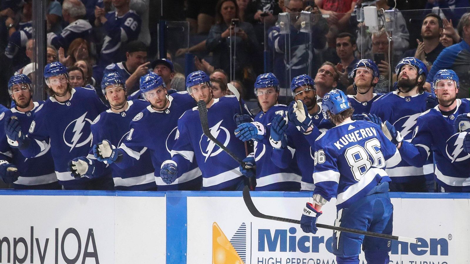 
                <strong>Tampa Bay Lightning (Eastern Conference)</strong><br>
                &#x2022; Bilanz: 50-22-8<br>&#x2022; Punkte: 108<br>&#x2022; Top-Scorer: Steven Stamkos mit 101 Punkten<br>&#x2022; Erster Gegner: Toronto Maple Leafs<br>
              