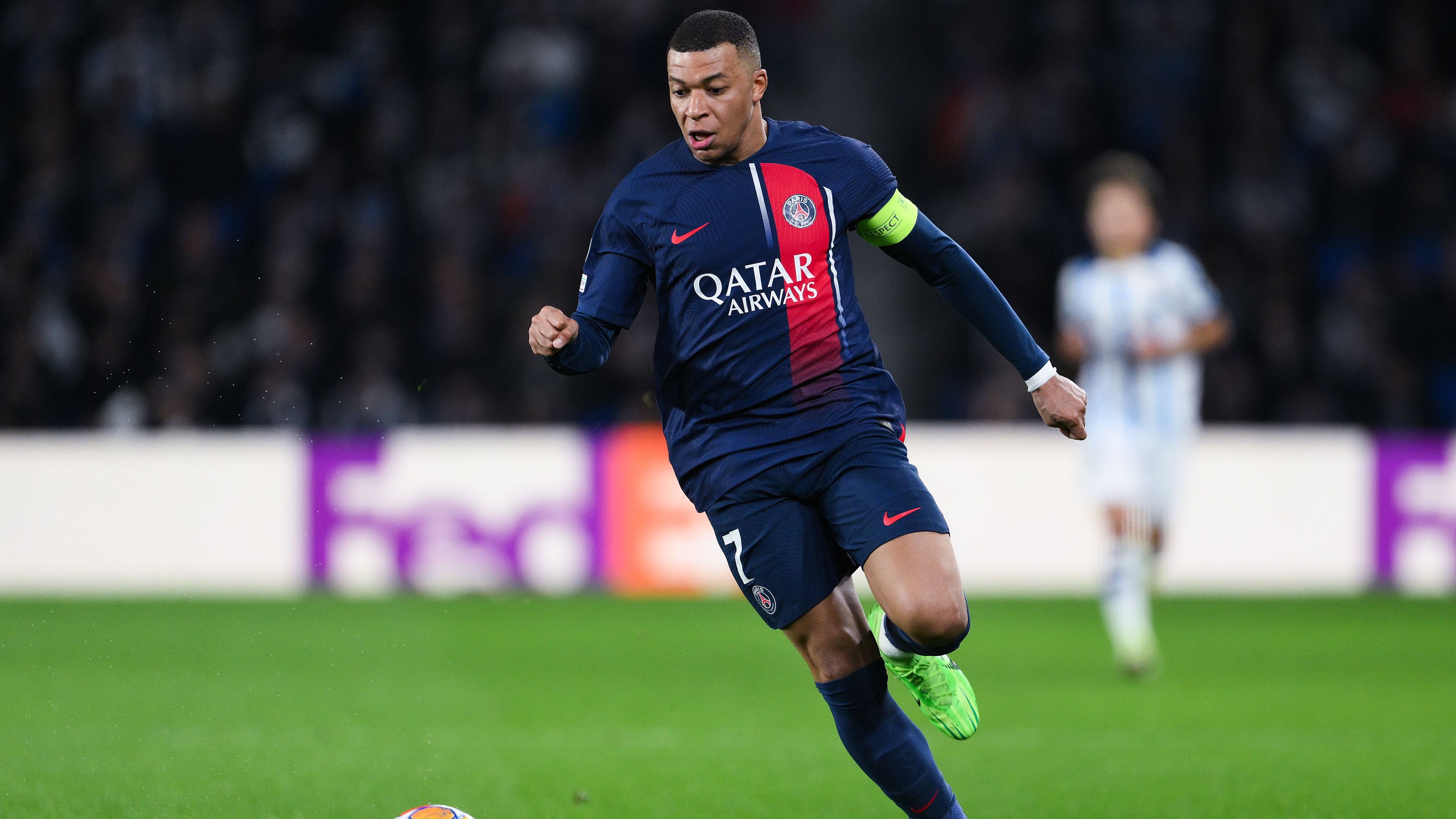 <strong>5. Platz: Paris Saint-Germain</strong><br>In der wohl letzten Saison mit Kylian Mbappe will PSG - wie jedes Jahr - in der Champions League wieder ganz vorne mitmischen. Die heimische Liga hat der Klub fast sicher im Sack, der Fokus liegt klar auf Europa. Es scheint, als hätte sich eine Einheit gefunden. Umso ärgerlicher, dass ausgerechnet Mbappe gegen Barca schwächelte und nun ein Sieg im Camp Nou her muss.