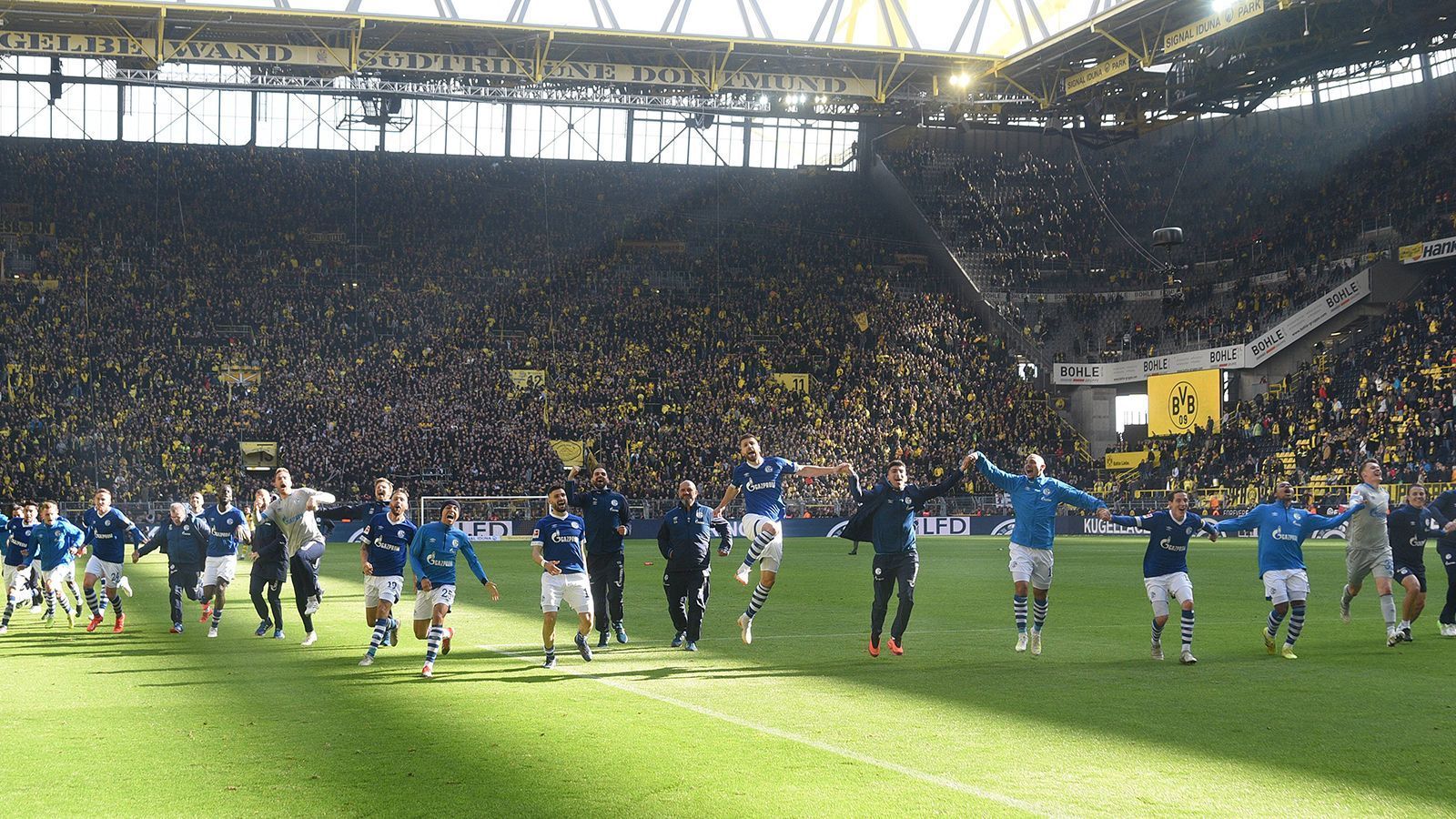 
                <strong>2018/19: BVB sieht Doppel-Rot und verschenkt Meisterschaft</strong><br>
                Die Ausgangslage kann klarer nicht sein. Der BVB ist endlich wieder auf dem Weg zur Meisterschaft, steht vor dem 31. Spieltag an der Spitze, einen Punkt vor den Bayern. Im Heimderby trifft Dortmunder auf ein stark angeschlagenes Schalke, welches auf Platz 15 steht und voll im Abstiegskampf steckt. Dann erzielt Mario Götze in der 14. Minute das frühe 1:0 - eigentlich ist alles klar. Doch Daniel Caliguiri vom Punkt und Salif Sane drehen das Spiel innerhalb von zehn Minuten auf die Schalker Seite, dann kommt es knüppeldick für den BVB. Erst fliegt Marco Reus mit Rot vom Platz, dann trifft Caliguiri per Traumfreistoß zum 3:1. Kurz später sieht auch Marius Wolf die Rote Karte - Dortmund nur noch zu neunt und zwei Tore hinten. Axel Witsel lässt den BVB mit dem 2:3 noch einmal hoffen, doch Breel Embolo macht kurz vor Schluss den Deckel drauf. Der BVB verliert nicht nur das Derby, sondern auch die Tabellenführung. Am Saisonende sind es genau diese drei Punkte, die zur Meisterschaft fehlen. 
              