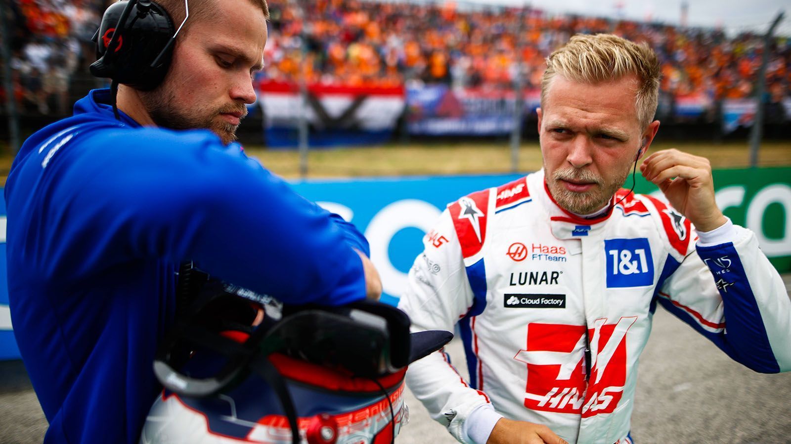 
                <strong>Verlierer: Kevin Magnussen</strong><br>
                Weil der Däne in der Fahrerwertung vor Mick Schumacher steht, bekam er vor dem Deutschen die angekündigten Updates für seinen Boliden. Trotzdem kam der 29-Jährige hinter seinem Teamkollegen ins Ziel. In der Startphase zog er sich einen Schaden am Frontflügel zu, der ihn zu einem frühen Boxenstopp zwang und sein Rennen mehr oder weniger kompromittierte. Zudem ist unklar, ob die Updates den Haas wirklich nach vorne gebracht haben. In Spa soll dann auch Mick Schumacher mit dem neuen Auto unterwegs sein. Ziel dann: Wieder vor Kevin Magnussen ins Ziel kommen und Punkte sammeln, damit beim nächsten Mal der Deutsche zuerst in den Genuss von Updates kommt.
              