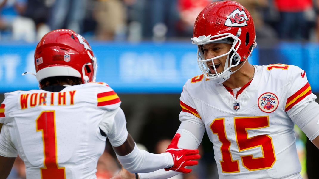 Chiefs-Receiver Xavier Worthy (li.) und Patrick Mahomes (re.)