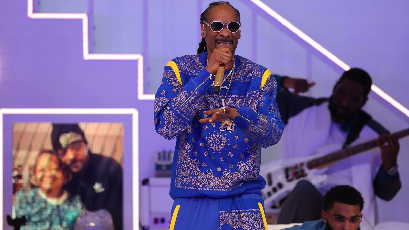 
                <strong>Snoop Dogg</strong><br>
                Stars aus Rap und Hip Hop waren bei der Halftime-Show des Super Bowls LVI auf der Bühne, unter ihnen Snoop Dogg. Er eröffnete die Halftime-Show mit "The Next Episode". 
              