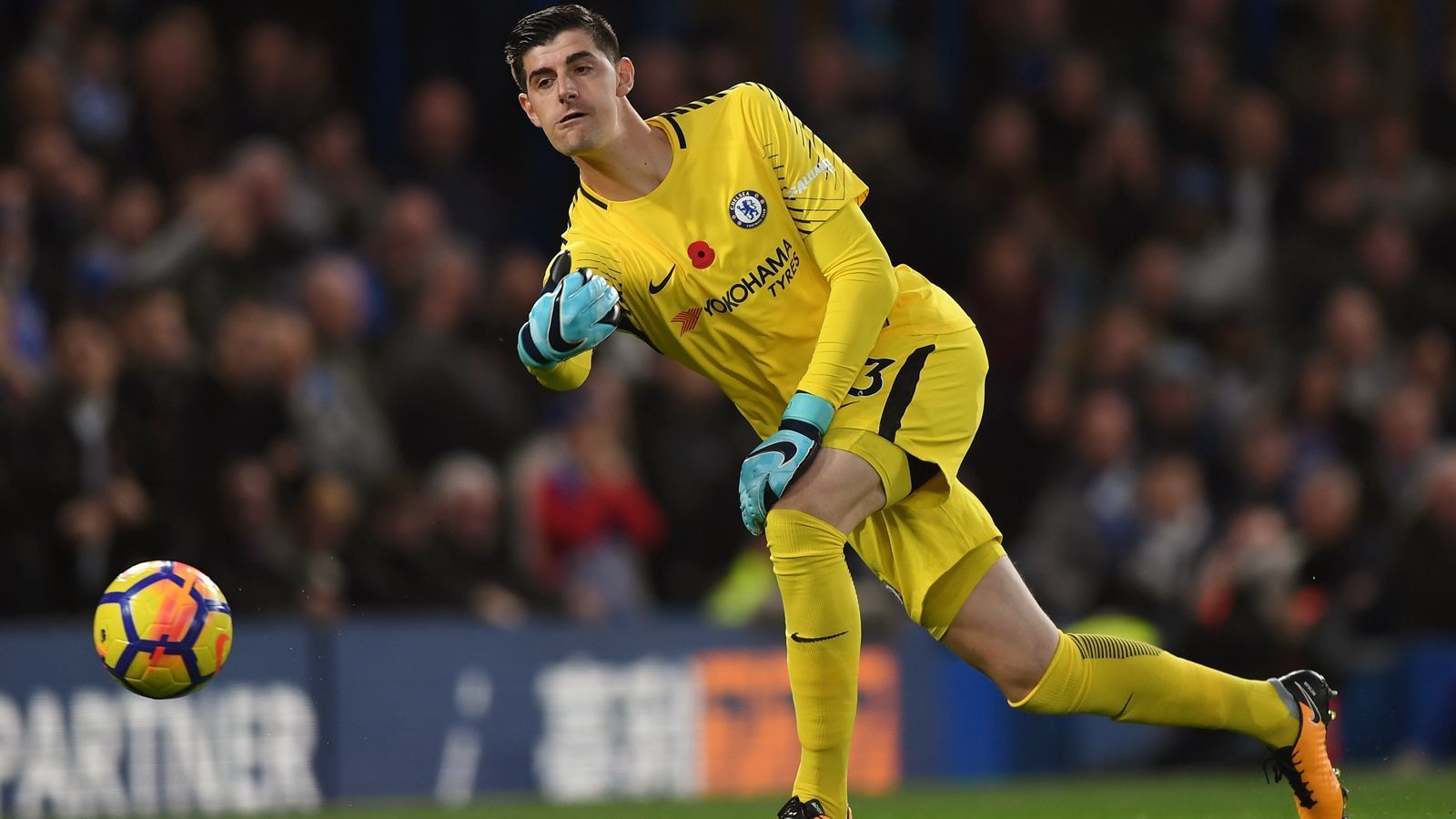 <strong>Thibaut Courtois</strong><br>
                Thibaut Courtois drängte über einen unsportlichen Weg auf einen Transfer zu Real Madrid. Nach WM-Platz drei mit Belgien und dem verlängerten Urlaub schenkte sich der Keeper im Sommer 2018 das Training beim FC Chelsea. Bis die "Blues" ihn für 35 Millionen Euro an Real Madrid abgaben. Bevor der Deal fix wurde, drohten die Londoner Courtois sogar mit einer Geldstrafe von bis zu zwei Wochengehältern.
