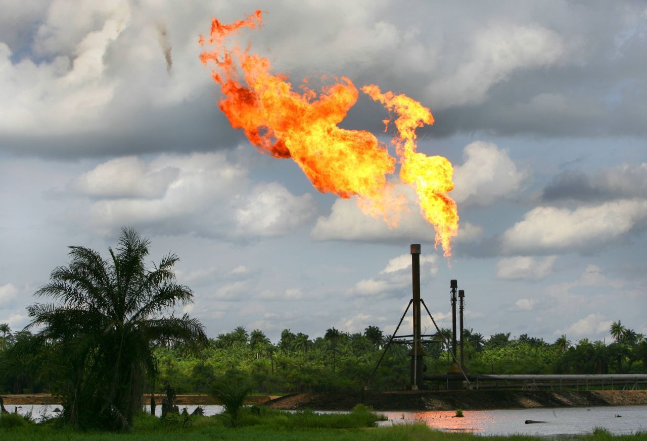 Erdöl und Erdgas finden sich ebenfalls in der Erdkruste, Reste von abgestorbenen Meeres-Kleinstlebewesen. Ärgerlich: Häufig wird Gas wie hier in Nigeria bei der Förderung einfach abgefackelt.
