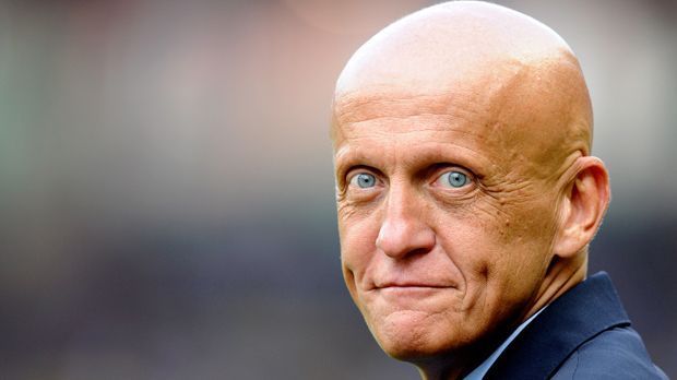 
                <strong>Pierluigi Collina</strong><br>
                Pierluigi Collina: Einer seiner beruflichen Höhepunkte war das WM-Endspiel 2002 zwischen Brasilien und Deutschland (2:0). 2005 gab es Unruhen wegen eines Werbevertrags zwischen Collina und Opel, weshalb der Italiener für Serie A-Spiele gesperrt werden sollte. Daraufhin beendete der fünfmalige Weltschiedsrichter seine Karriere als Referee. In seinem ursprünglichen Beruf war der 55-Jährige als Finanzberater tätig. 
              