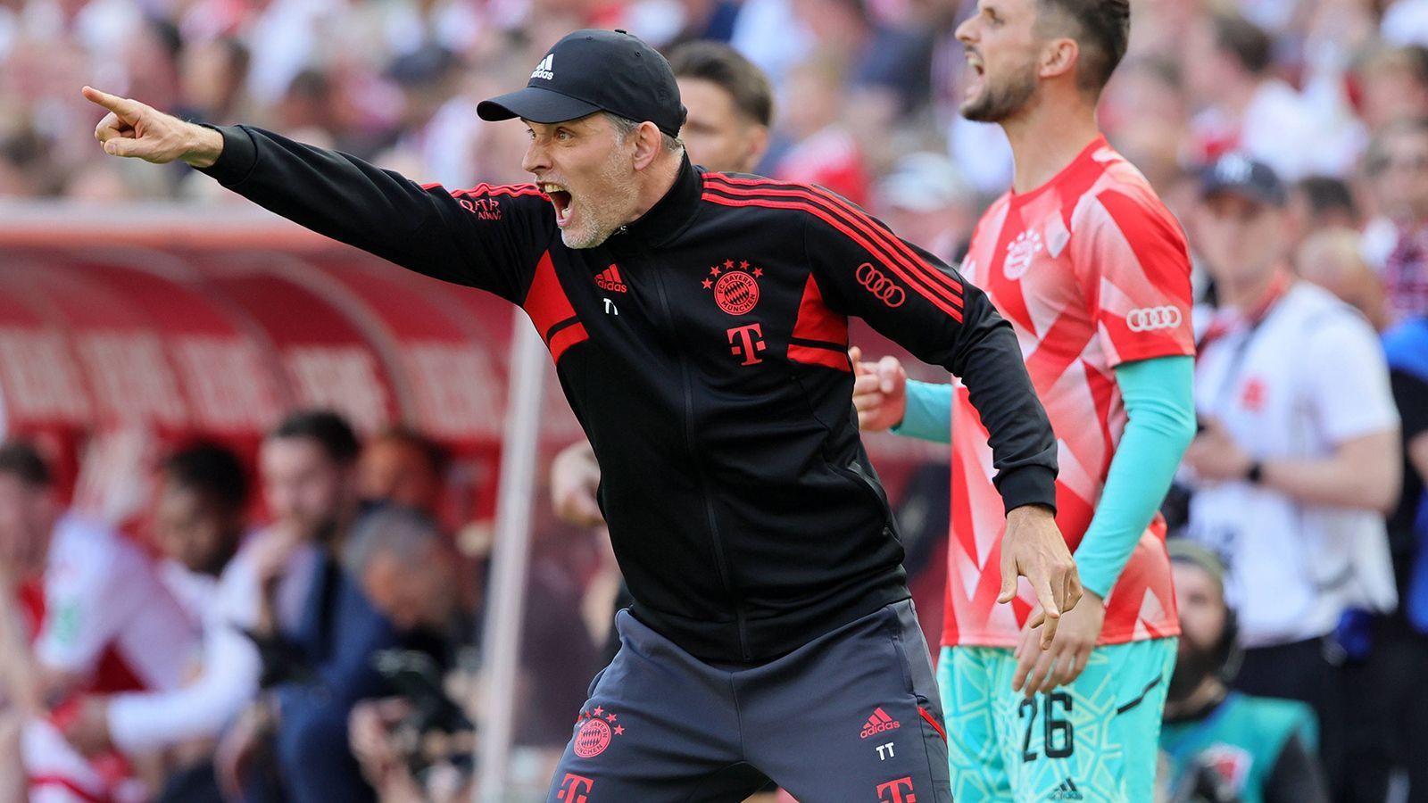 
                <strong>Thomas Tuchel</strong><br>
                Auch der Bayern-Cheftrainer würde sich vermutlich nicht verweigern, wenn man ihn nur für die EM-Endrunde in Deutschland als Interimscoach installieren wollte. Ansonsten aber wird er aufgrund seines Vertrags beim FC Bayern nicht zur Verfügung stehen. Trotzdem ist er der große Hoffnungsträger des DFB. Denn nur, wenn Tuchel die schwächelnden deutschen Nationalspieler des FC Bayern in der kommenden Saison wieder in die Spur bringt, kann die DFB-Auswahl mit einem Bayern-Block als Basis ein erfolgreiches Turnier spielen. 
              
