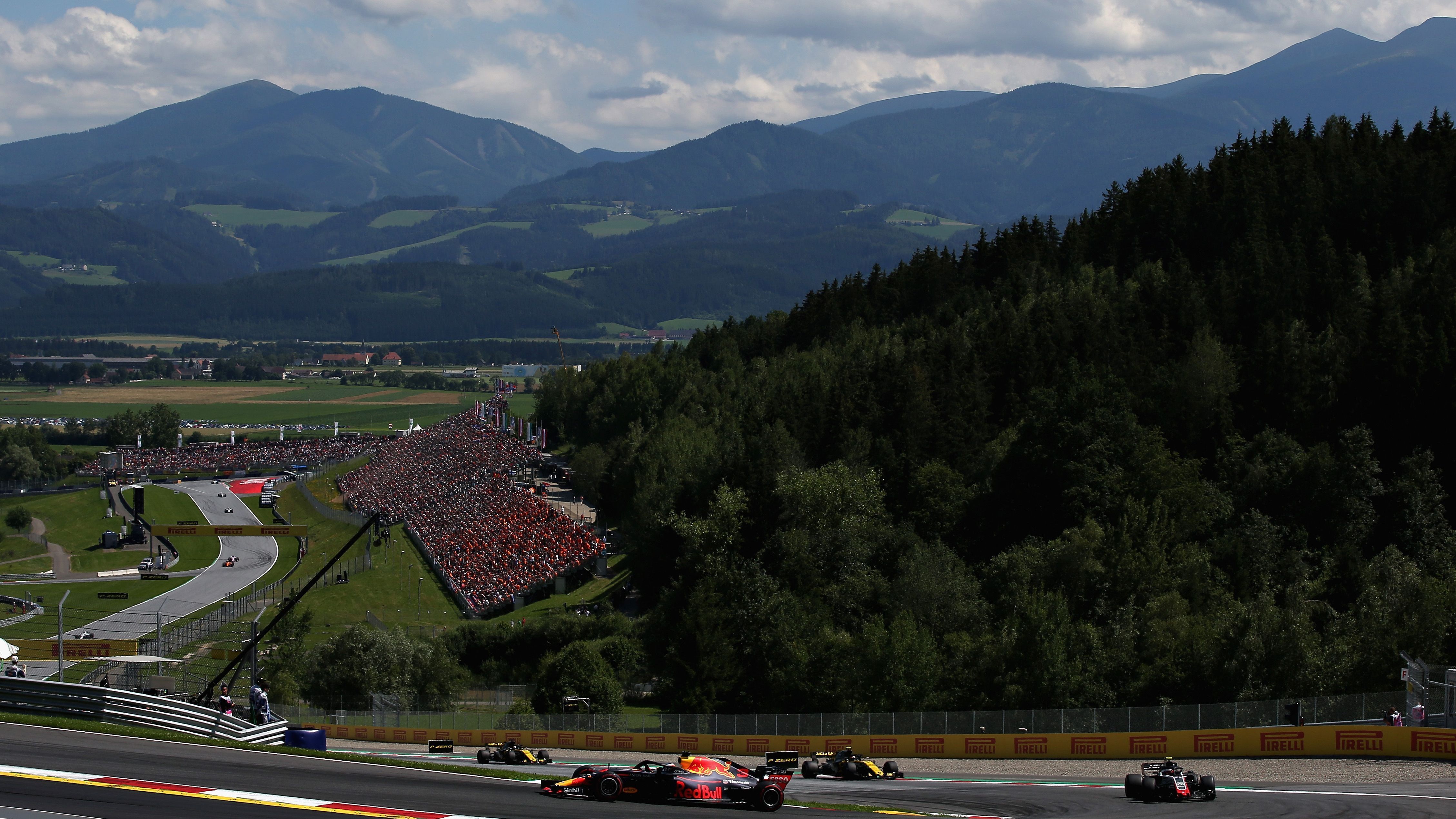 
                <strong>Red Bull Ring Spielberg, Österreich </strong><br>
                Die Rennstrecke in der Steiermark ist seit 2014 wieder Schauplatz der Formel 1 und seither eines der Sommer-Rennen im Kalender. Der derzeit 4,318 Kilometer umfassende Kurs wurde nach seiner Fertigstellung im Jahr 1969 mehrfach umgebaut und verändert. Bereits zwischen 1970 und 1987 und erneut von 1997 bis 2003 war Spielberg Gastgeber eines Formel 1-Grand Prix.
              