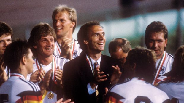 
                <strong>So sah die Welt aus, als Gladbach zuletzt in Düsseldorf gewann </strong><br>
                "Zeig der Welt, dass du besser bist als Maradona?" Nein, das Erfolgsrezept lautete anders: "Geht's raus und spielt's Fußball". Das ist die Überlieferung der taktischen Anweisung von Franz Beckenbauer vor dem WM-Finale 1990 gegen Argentinien. So einfach war das damals, da brauchte es keine kippende Acht, fallende Neun oder rochierende Zehn. Gegen die "Gauchos" war es eine halbe Schwalbe von Rudi Völler und ein extrem zielsicherer Andi Brehme, und der 1:0-Sieg war perfekt.
              