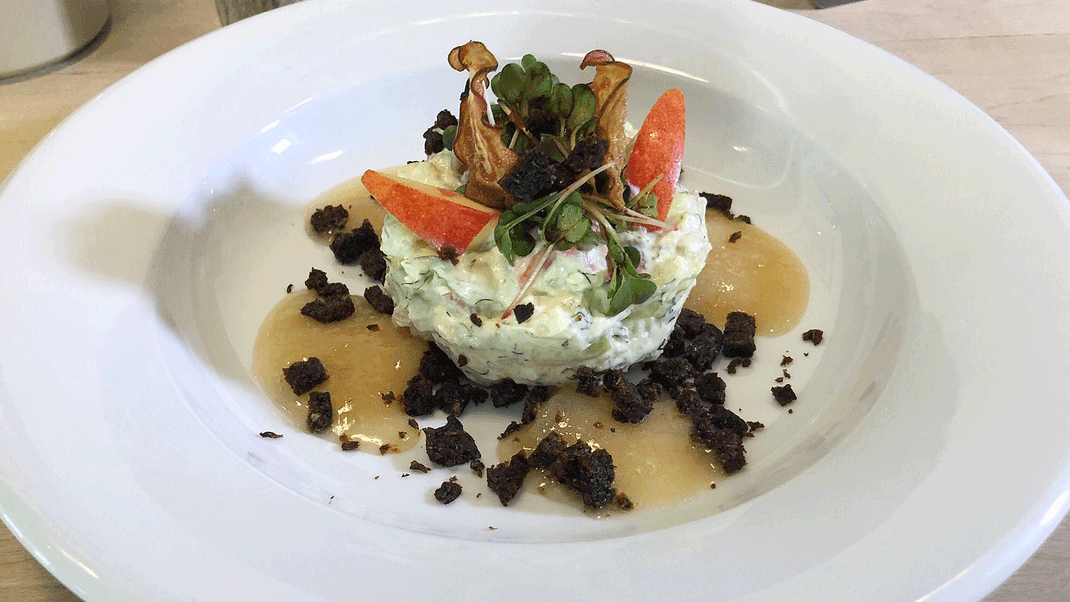 Tatar von der Bergischen Räucherforelle mit Avocado, Apfelgelee und geröstetem Pumpernickel