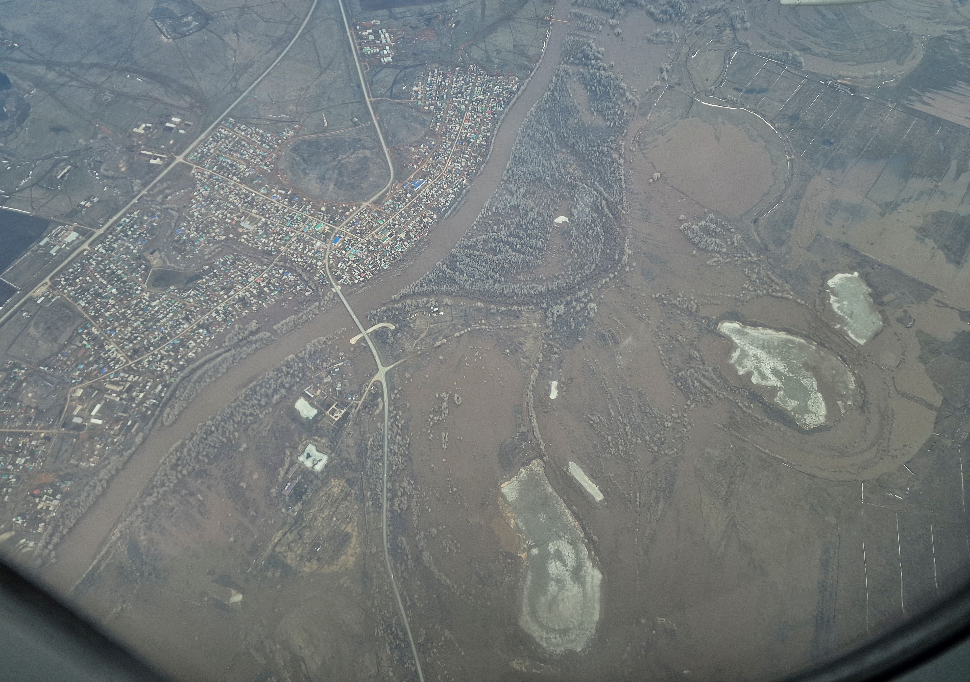 Aus der Luft zeigt sich das gesamte Ausmaß in der Region Orenberg.