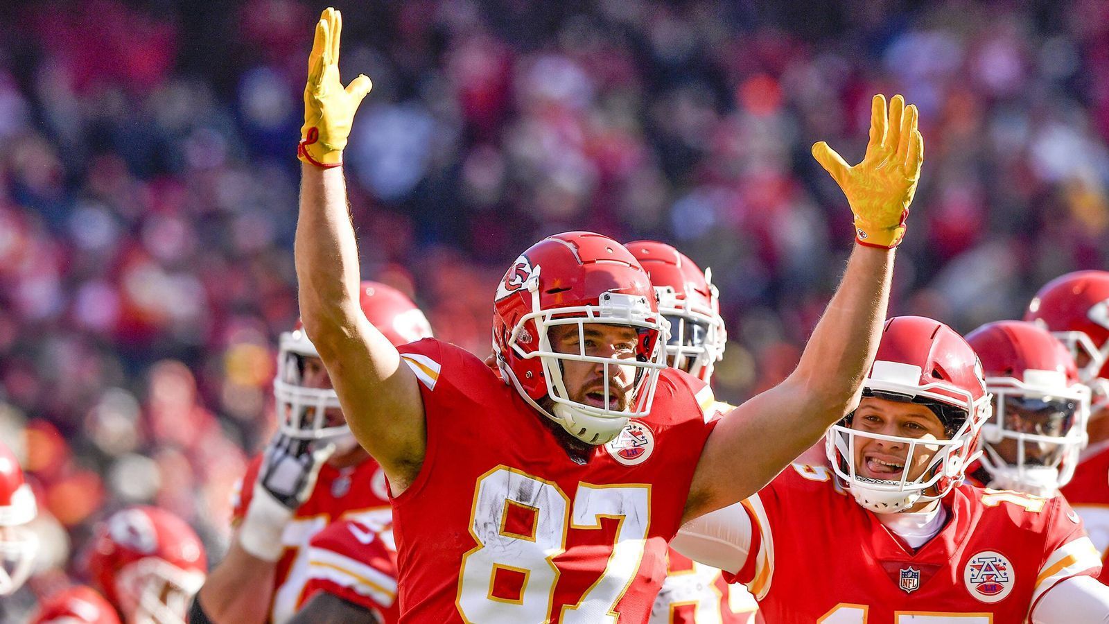 
                <strong>Week 17: Travis Kelce mit dem Doppel-Rekord</strong><br>
                Travis Kelce glänzt in dieser Saison als hervorragender Passempfänger. Der Tight End des Kansas City Chiefs erreichte die Saisonmarke von 103 Receptions und 1336 Receiving Yards. Beides sind neue Rekorde für einen Spieler seiner Position. Der Rekord für die meisten Receiving Yards wurde zuvor von Rob Gronkowski (1327 Yards) gehalten.
              