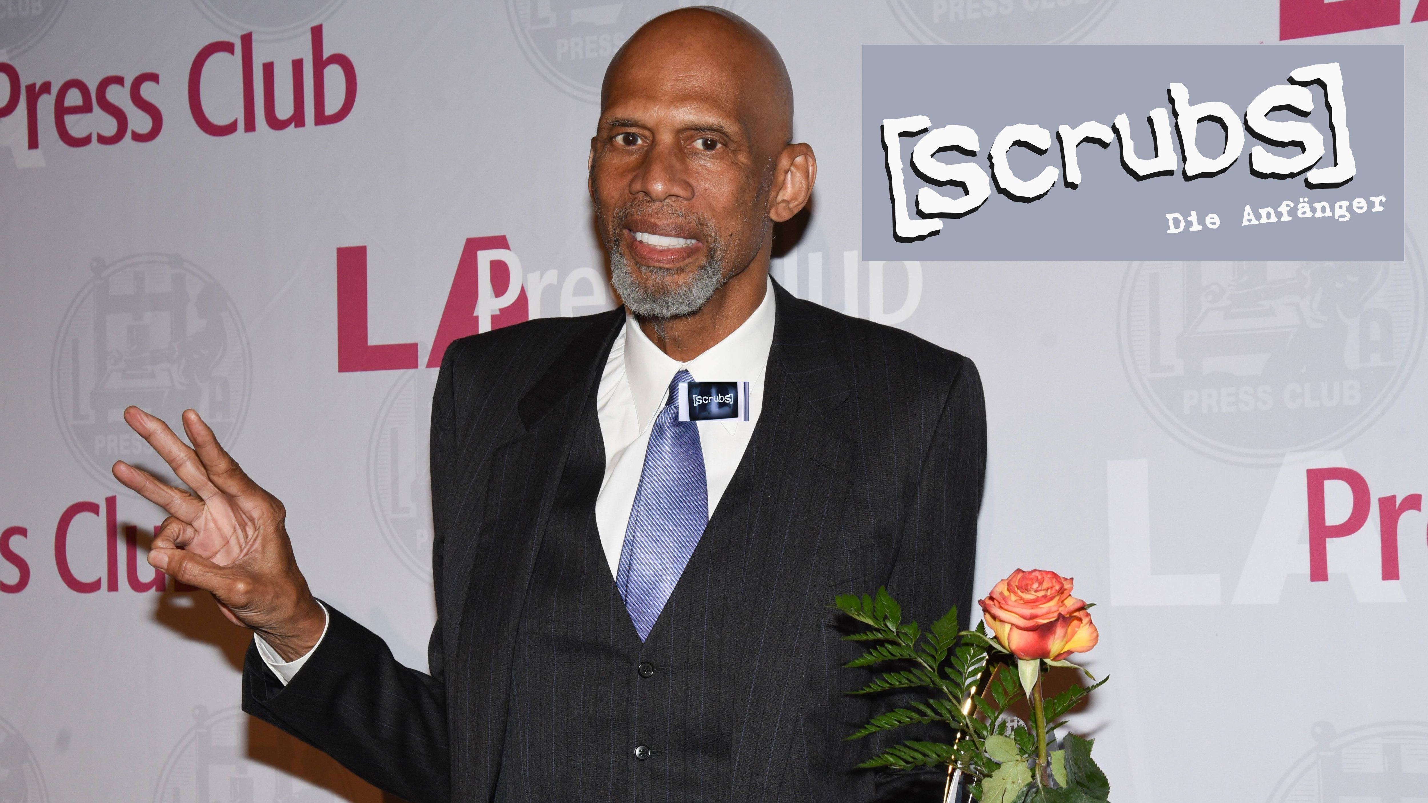 
                <strong>Kareem Abdul-Jabbar ("Scrubs")</strong><br>
                Die Liste der Auszeichnungen in der NBA für Kareem Abdul-Jabbar ist eine der umfangreichsten unter allen Spielern. Die 1969 gedraftete Center-Legende wurde sechsmal NBA Meister, sechsmal Liga-MVP und zweimal Finals-MVP. Darüber hinaus führt er mit 19 All-Star Games den Rekord in dieser Kategorie und ist ganz nebenbei noch auf Platz eins in der Liste der erzielten Punkte in der Liga (38.387). In "Scrubs" hat er einen kurzen Auftritt, bei dem er einer Patientin eine Freude macht, die nach langem Leiden das Krankenhaus verlassen darf. Außerdem tadelt er den Hauptcharakter J.D. (Zach Braff), der mit einer DVD, die angeblich von Abdul-Jabbar unterschrieben war, ebenfalls Eindruck bei der Patientin schinden wollte. Die Basketball-Legende war auch schon in einer Folge der "Simpsons" zu sehen, wo er sich selbst synchronisierte.
              