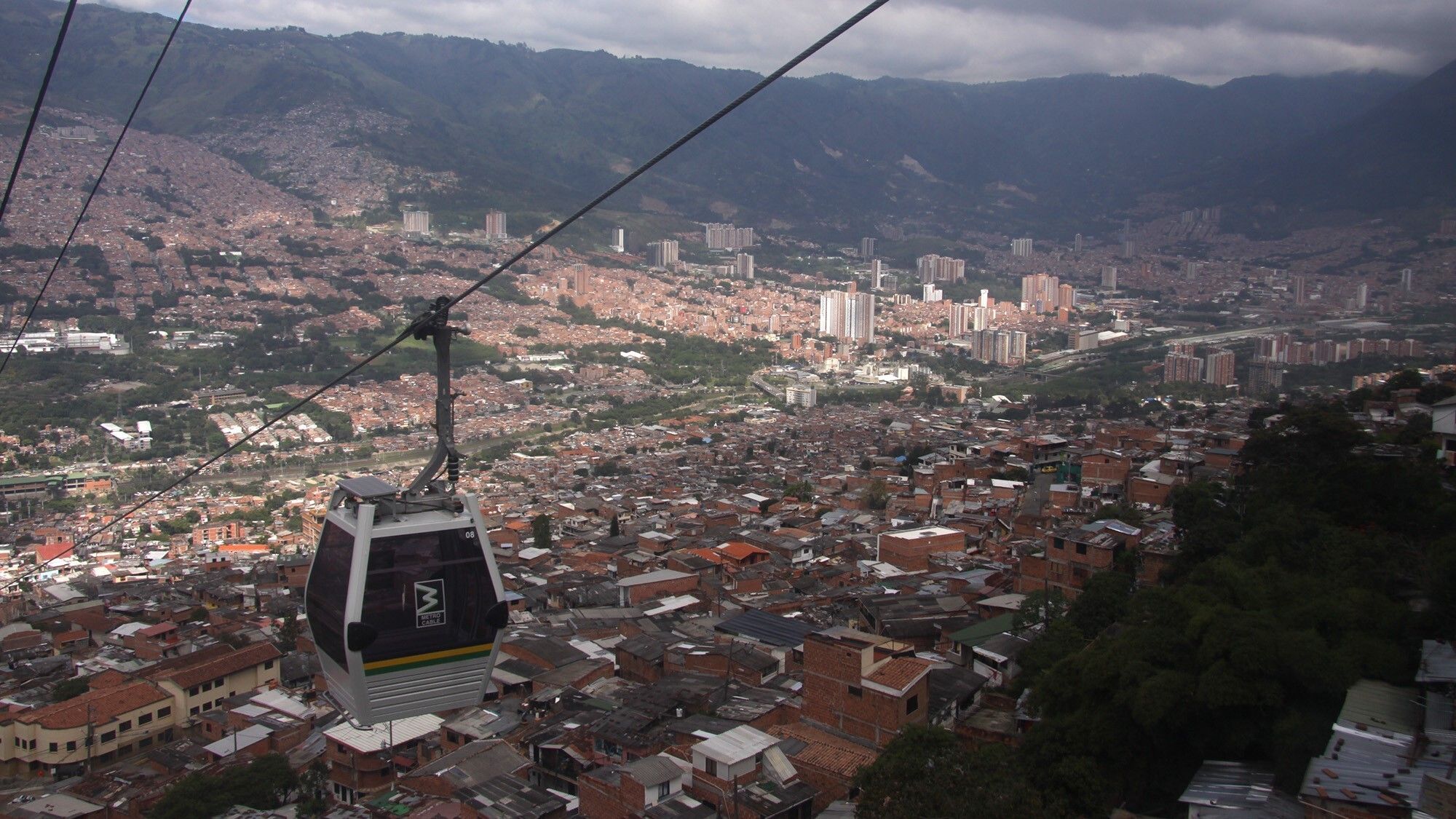 Metrocable: Fünf Seilbahn-Linien verbinden verschiedene Stadtteile miteinander. Sie prägen das Stadtbild und fahren auch über die Favelas. Die sechste ging 2020 in Betrieb. 2004 startete die erste Gondel, seitdem transportieren die Seilbahnen täglich rund 30.000 Menschen.