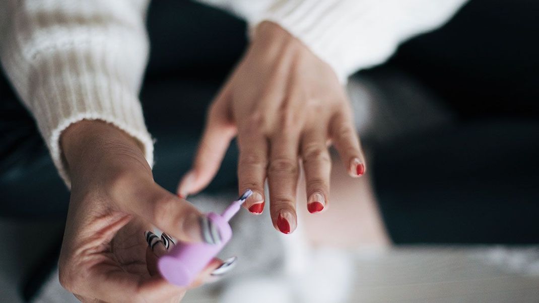 In unserem Beauty-Artikel verraten wir euch, welche Stiletto Nail-Designs ganz einfach selbst zu kreieren sind.