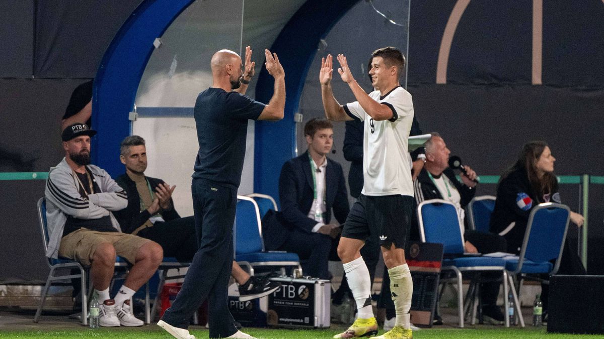 Fußball, Nachwuchs, Saison 2025 26, U21, U 21 EM-Qualifikation (Gruppe F 3. Spieltag) in Rostock, Deutschland - Lettland, v. l. Trainer Antonio Di Salvo (U21, Deutschland), Nicolo Tresoldi (U21, De...