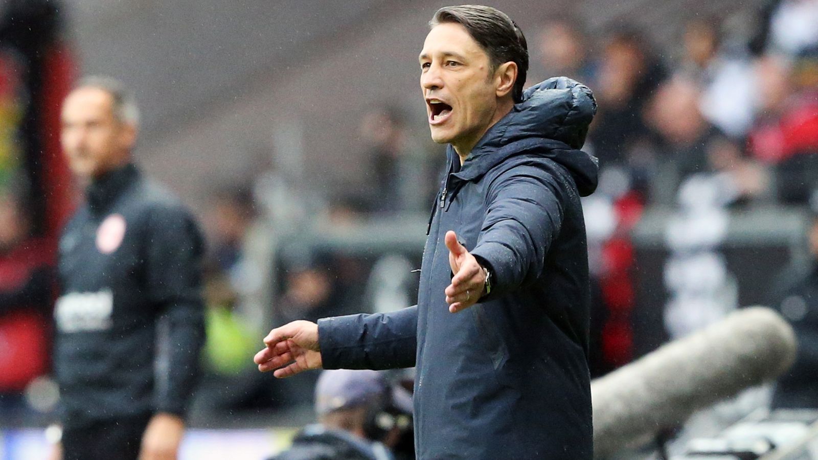 
                <strong>Verlierer: Niko Kovac</strong><br>
                Der 7:2-Sieg bei Tottenham Hotspur war mit Sicherheit eine der Glanzstunden in der Ära von Niko Kovac beim FC Bayern München. Dennoch musste der frühere Bundesliga-Profi sechs Pflichtspiele danach seinen Trainerstuhl beim deutschen Rekordmeister räumen. Ausgerechnet eine 1:5-Klatsche bei Kovac' Ex-Klub Eintracht Frankfurt besiegelte das Aus. Wirklich überraschend kam das Ende der Ära Kovac aber nicht, denn dieser wurde nicht zuletzt von den Bayern-Verantwortlichen selbst mit teilweise unglücklichen Aussagen immer wieder zur Disposition gestellt. Dabei holte Kovac mit dem FCB in der Saison 2018/19 das nationale Double. Von den drei Jahren, die Kovac' Vertrag in München eigentlich lief, konnte der Trainer letztlich nicht einmal die Hälfte erfüllen, Anfang November 2019 wurde er gefeuert.
              