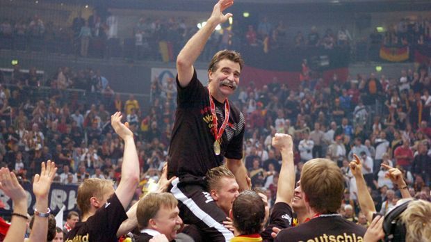 
                <strong>Letzter HSV-Sieg in München: So sah die Welt damals aus</strong><br>
                Die deutschen Handballer mit dem damaligen Bundestrainer Heiner Brand werden Weltmeister im eigenen Land. Sie feiern ihr Wintermärchen wenige Monate nach dem Sommermärchen der Fußballer im Gegensatz zum DFB-Team (Dritter) mit dem Titel.
              