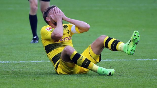 
                <strong>Marcel Schmelzer (Borussia Dortmund)</strong><br>
                Der neueste "Zugang" im BVB-Lazarett ist Marcel Schmelzer. Der Dortmunder Kapitän zog sich zuletzt nach einem üblen Foul von Freiburgs Yoric Ravet einen Teilriss im Sprunggelenk zu. Die medizinische Abteilung der Dortmunder geht von einer sechswöchigen Pause des 29-Jährigen aus.
              