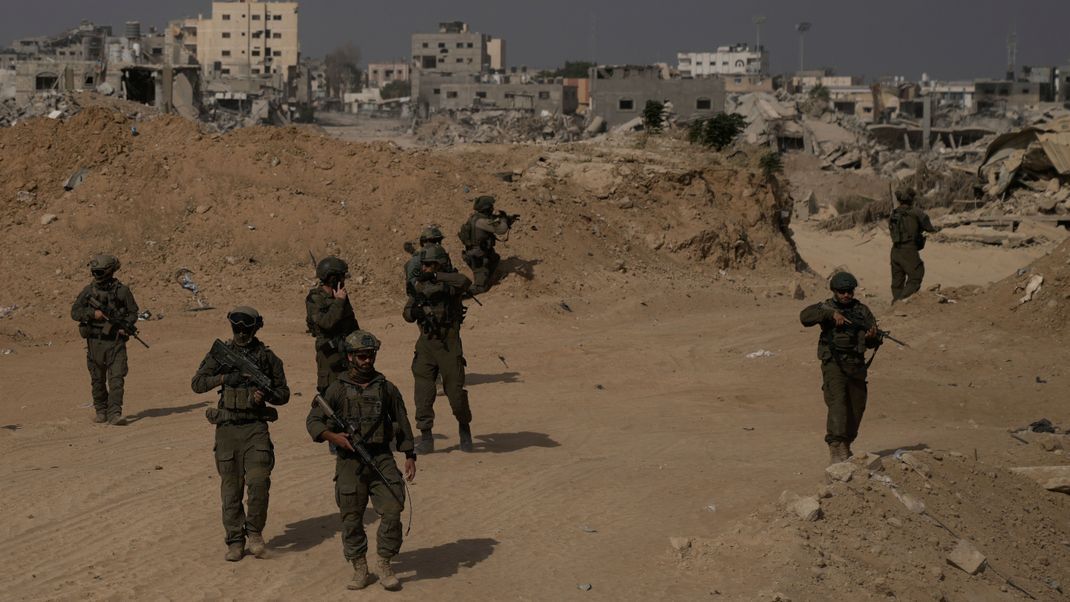 13. September 2024, Palästinensische Gebiete, Gazastreifen: Israelische Soldaten während einer Bodenoperation im südlichen Gazastreifen