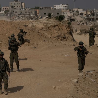 13. September 2024, Palästinensische Gebiete, Gaza-Streifen: Israelische Soldaten während einer Bodenoperation im südlichen Gazastreifen