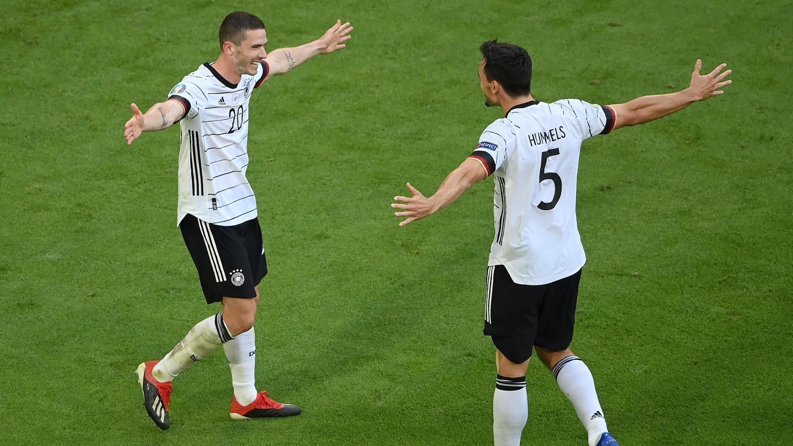 
                <strong>Gruppe F: Deutschland erreicht das Achtelfinale ... (3 Punkte/4:3 Tore)</strong><br>
                 ... bei einem Sieg gegen Ungarn. Sollte Frankreich gegen Portugal nicht gewinnen, würde es sogar zum Gruppensieg reichen. -  ... bei einem Unentschieden gegen Ungarn als Gruppenzweiter, wenn Portugal nicht gegen Frankreich gewinnt. -  ... bei einem Unentschieden. Man wäre dann unter den vier besten Gruppendritten. - ... bei einer Niederlage gegen Ungarn, falls Portugal gegen Frankreich verliert und Deutschland zudem einer der vier besten Gruppendritten ist.
              