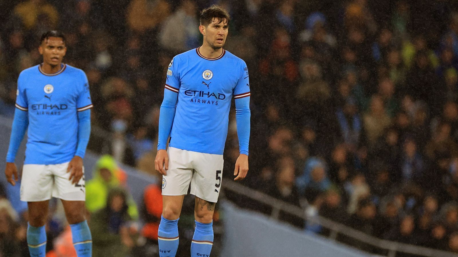 
                <strong>John Stones (Manchester City)</strong><br>
                Gegen den Ball Teil der Viererkette, bei Ballbesitz von City fast schon auf der Höhe von Rodri. Ball- und zweikampfstark, erlaubt sich defensiv keine Schwächen. Wird dann auch noch mit einem strammen Pass in den Strafraum zum Vorlagengeber für Haalands 3:0. ran-Note: 2
              