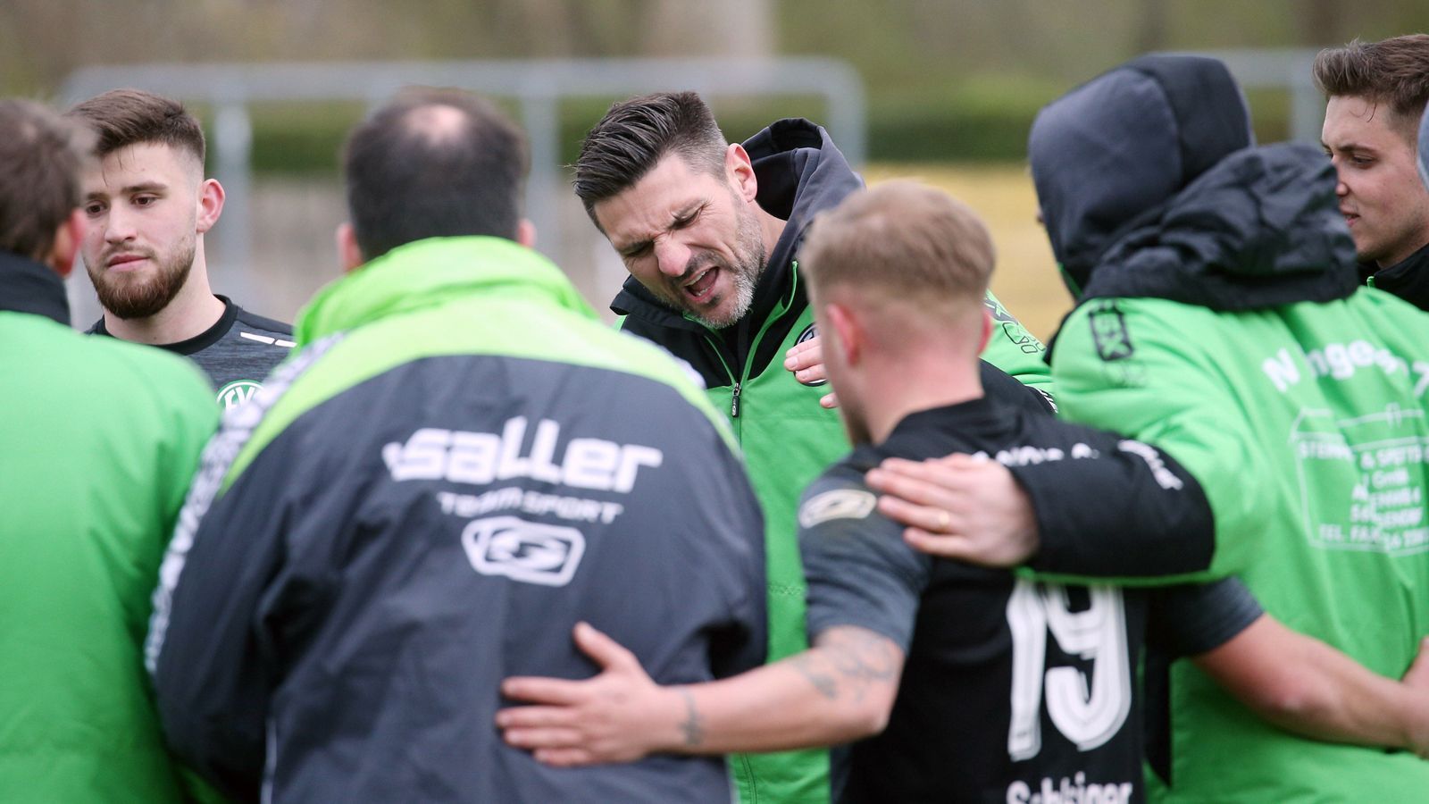 
                <strong>FV Engers 07</strong><br>
                In der Oberliga verpasste der FV Engers 07 den Aufstieg, doch im Landespokal Rheinland schlug für den Fünftligisten die große Stunde. Die Mannschaft von Coach Sascha Watzlawik (Mi.) schaffte es nicht nur ins Endspiel, sondern blieb auch dort durch ein 1:0 gegen den FC Karbach siegreich. Damit hat Engers den zweiten Auftritt im DFB-Pokal nach 2020. Damals gab es in der 1. Runde eine 0:3-Pleite gegen Bochum. Nun gibt es in Koblenz gegen Bundesliga-Absteiger Arminia Bielefeld die nächste Gelegenheit für Engers zu einer möglichen Pokal-Sensation. 
              